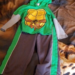 Ni ja turtle outfit with a hoodie